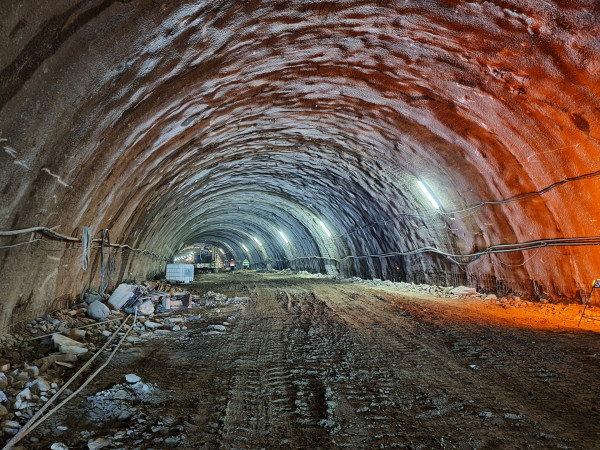 Tunelled calotte in tectonic fault