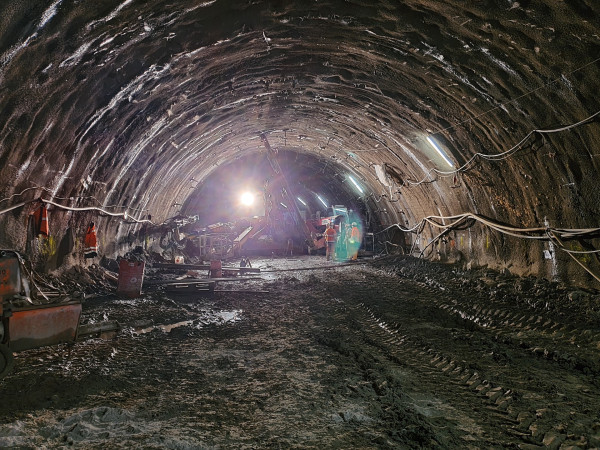 Reinforcement of the primary lining in the tectonic vault