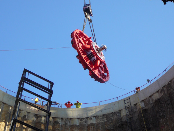 Vypich mounting shaft - lowering the cutting head of the shield into the shaft