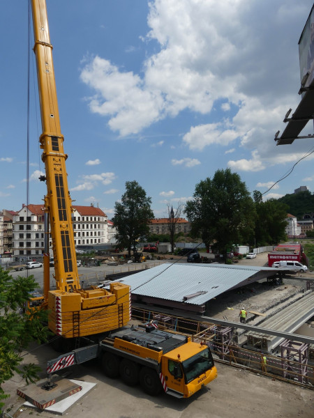 Installation of the first new prestressed beams in June 2022