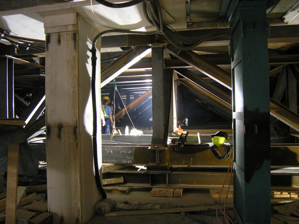 Installation of steel construction for for bringing out the demolished slab