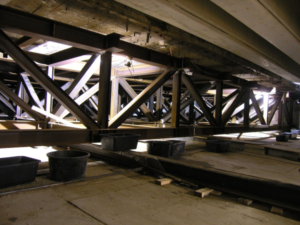 Steel construction for for bringing out the demolished slab