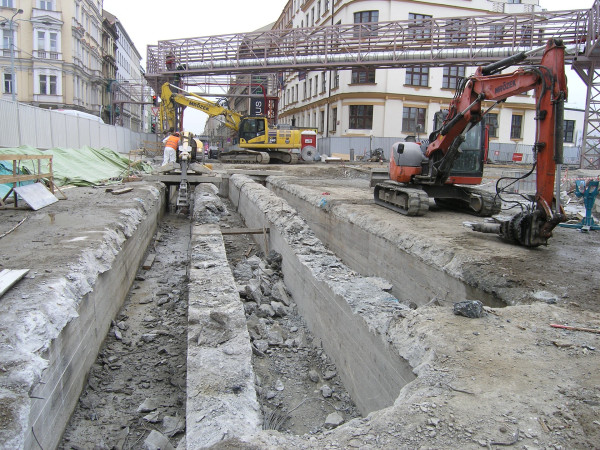 Demolition of the prestressed monolithic ceiling slab of the station