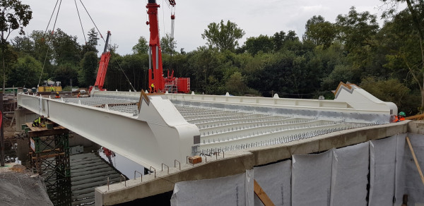 Assembly of a bridge deck