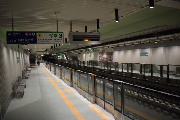 Teatralna station - secured platform