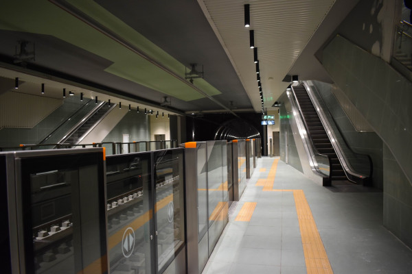 Teatralna station - secured platform