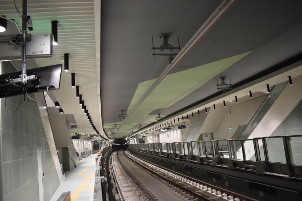 Teatralna station - safety platforms