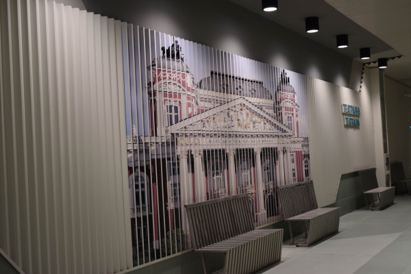Teatralna station - decorated platform