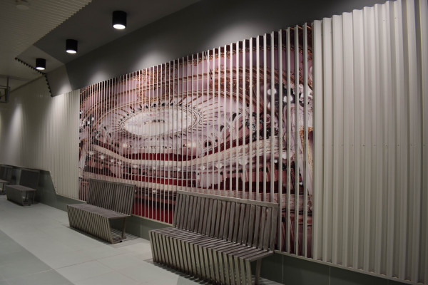 Teatralna station - decorated platform