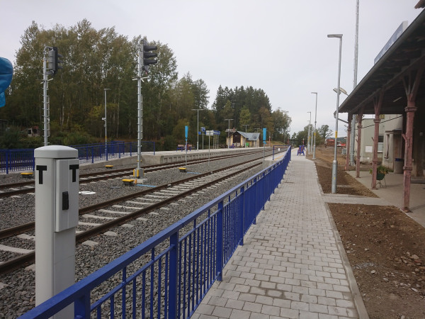 Access footpath to the first platform