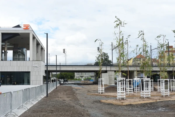 Podjezd a budoucí těleso tramvajové trati. (foto: Libor Hinčica)