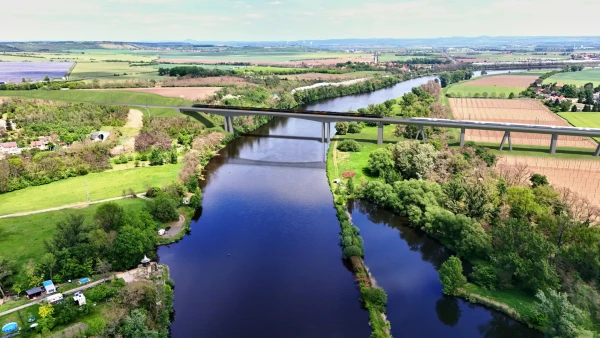 1 400 m dlouhá estakáda přes Vltavu u obce Nová Ves