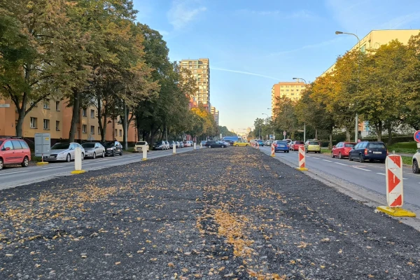 Provizorní parkovací plochy z recyklovaného asfaltu na budoucím tramvajovém tělese