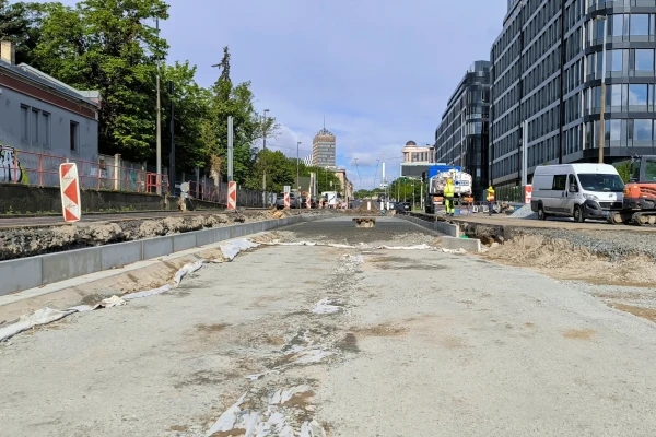 Výstavba napojení nové tramvajové trati na stávající trať ve Vinohradské ulici