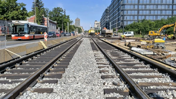 Výstavba kolejové konstrukce ve Vinohradské ulici