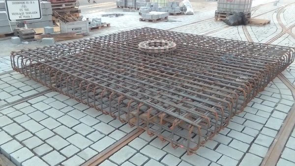 Traction mast base reinforcement