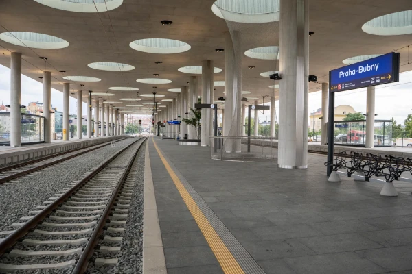 ŽST Praha-Bubny, průhled na Negrelliho viadukt