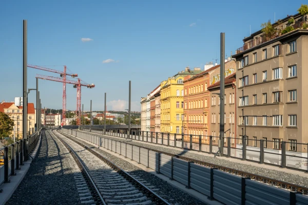 Mostní estakáda - detail protihlukové stěny mezi kolejemi