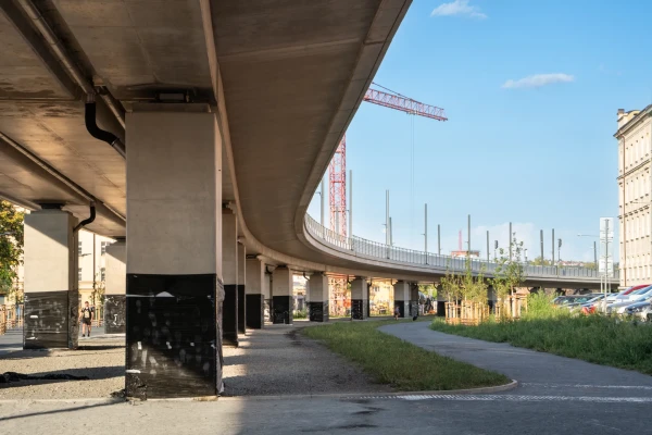Mostní estakáda podél ulice Strojnická