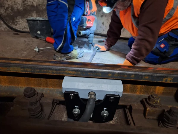 Installation of the axle counter sensor on a fixed track
