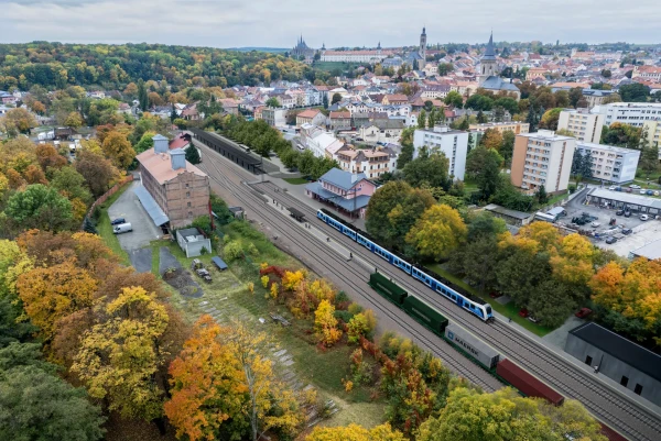 Pohled na nově uspořádanou stanici ŽST Kutná Hora město s vazbou na nový autobusový terminál. V pozadí historické centrum Kutné Hory