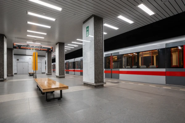 Uspořádání prvků vybavení stanice ve středním traktu stanice