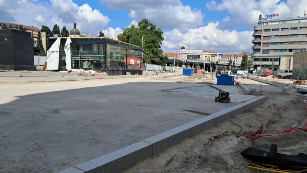 Výtahový kiosek před opláštěním v ulici Ke Štvanici
