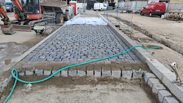Kamenná dlažba zálivu BUS - ulice Ke Štvanici