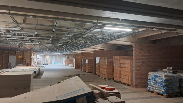 Construction of walled structures for commercial units at vestibule level