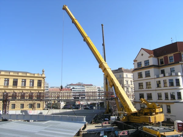 30.4.2024 Assembly of the steel structure of the ceiling by mobile cranes